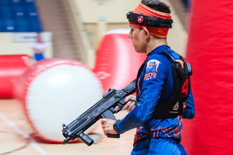 Боец LASERWAR в полной экипировке держит оружие
